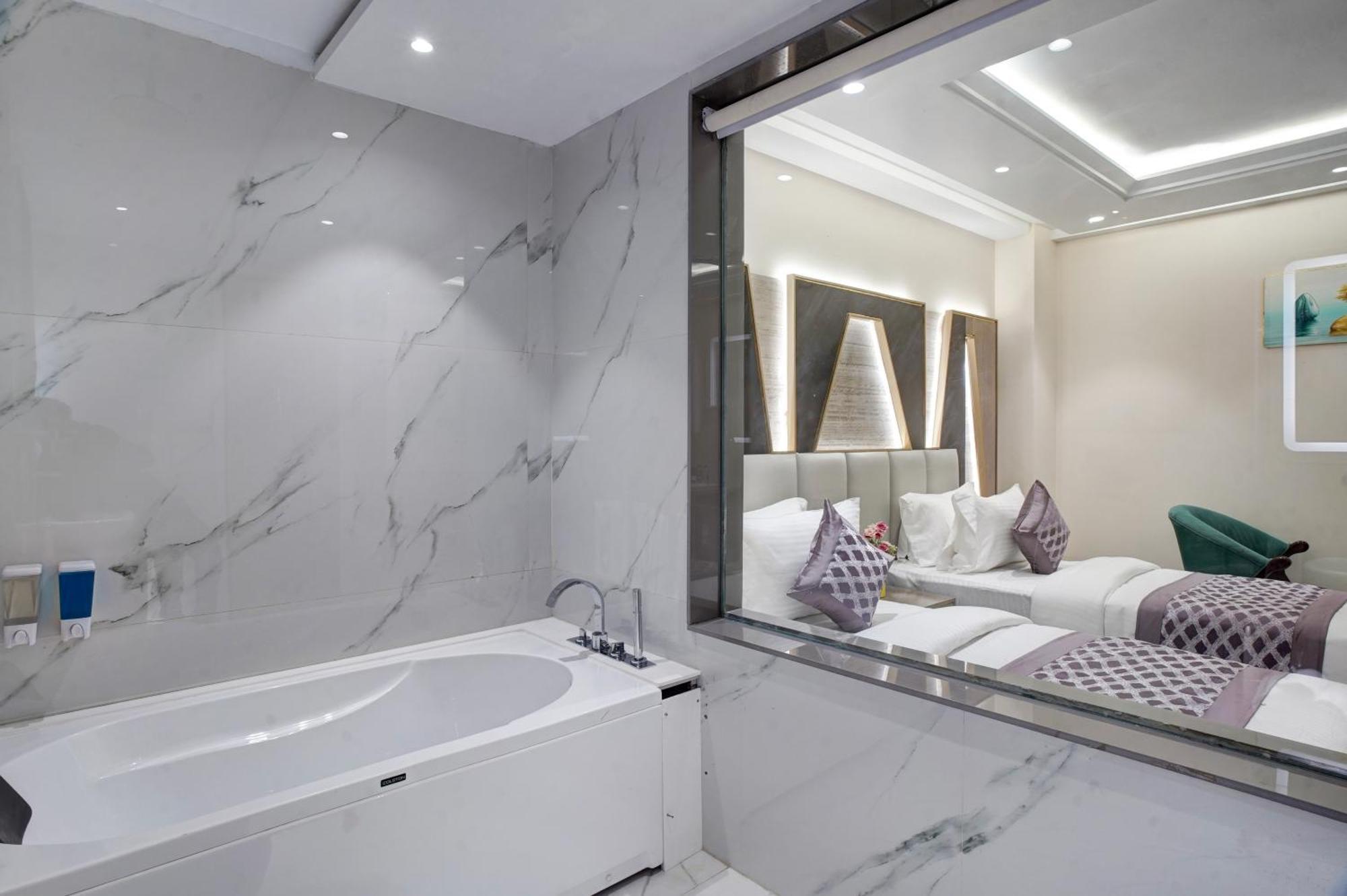 Gold The Prime Newly Built 2 Mins From Connaught Place And Railway Station 4*